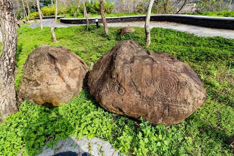 Wanshan Petroglyphs Park 萬山岩雕公園